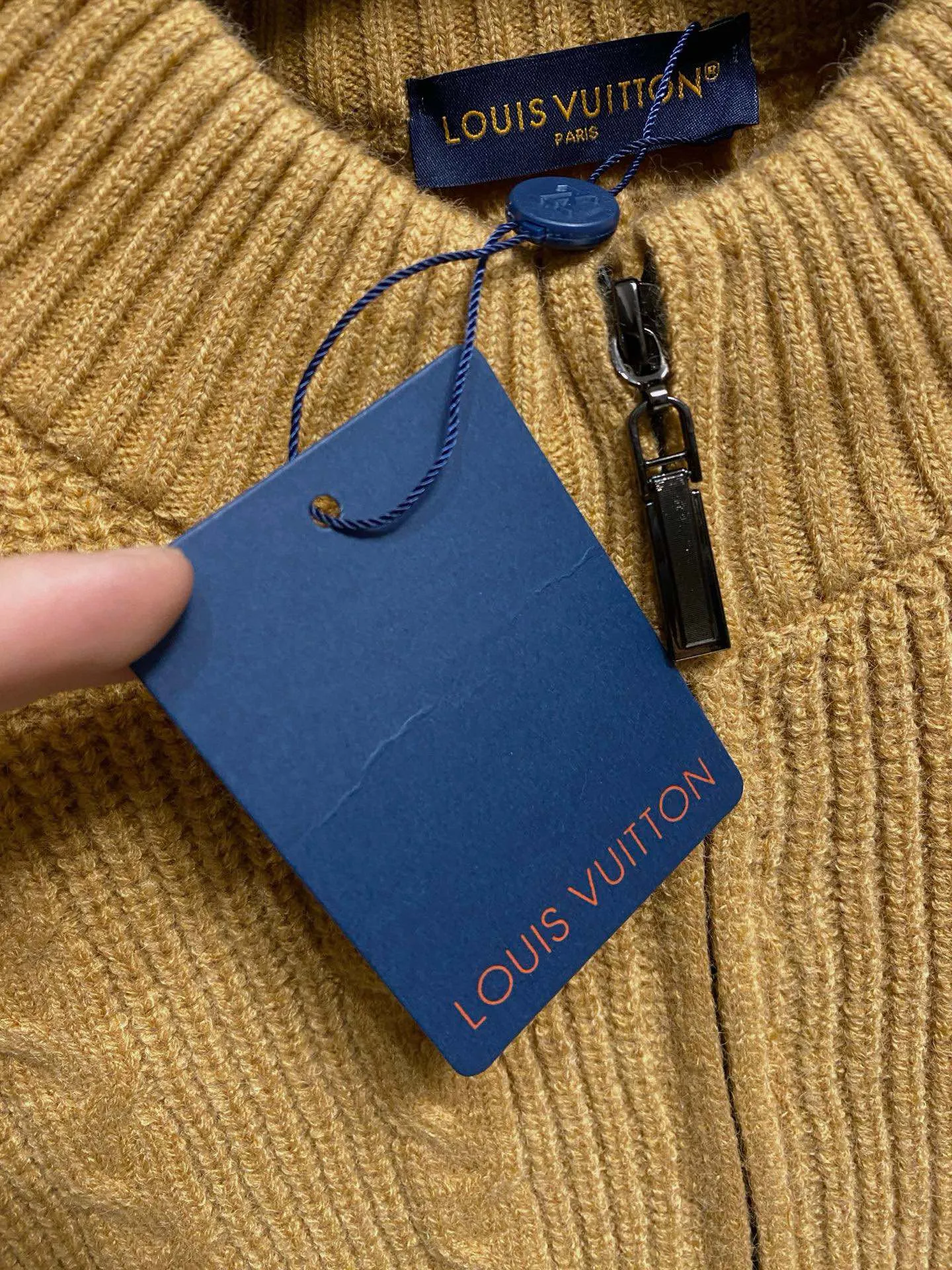 🅿️540 【LV Louis Vuitton】Autumn and winter classic cardigan sweater, in full condition! ! ! Wool blended fabric, the latest model in 2025, golden ratio! ! Slim-fitting soft gold, versatile and practical item, the combination and practicality are extremely powerful, simple and elegant, and classy! To create your own style, it is highly recommended to buy it in two colors. The standard slim fit tailoring process is suitable for both young and old men. It is knitted from wool and will not cause any discomfort! While keeping warm, it is stylish, textured and wearable, and the classic logo with contrasting colors on the chest feels in place! ! Recommended for regular customers! ! Size M-3XL (maximum wear: 190 pounds)